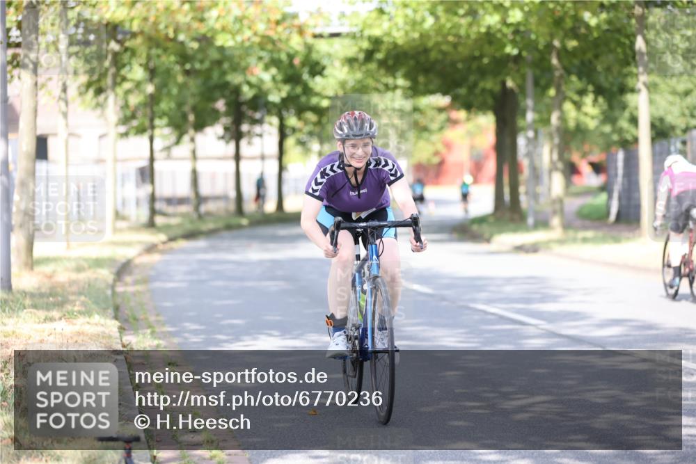 11.08.2024 - GEWOBA Citytriathlon Bremen H.Heesch http://msf.ph/oto/6770236 11.08.2024 10:44:21 Radfahren 48 meine-sportfotos.de