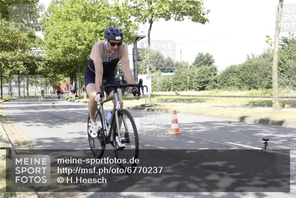 11.08.2024 - GEWOBA Citytriathlon Bremen H.Heesch http://msf.ph/oto/6770237 11.08.2024 12:04:10 Radfahren 798, 899, 907, 911, 964 meine-sportfotos.de