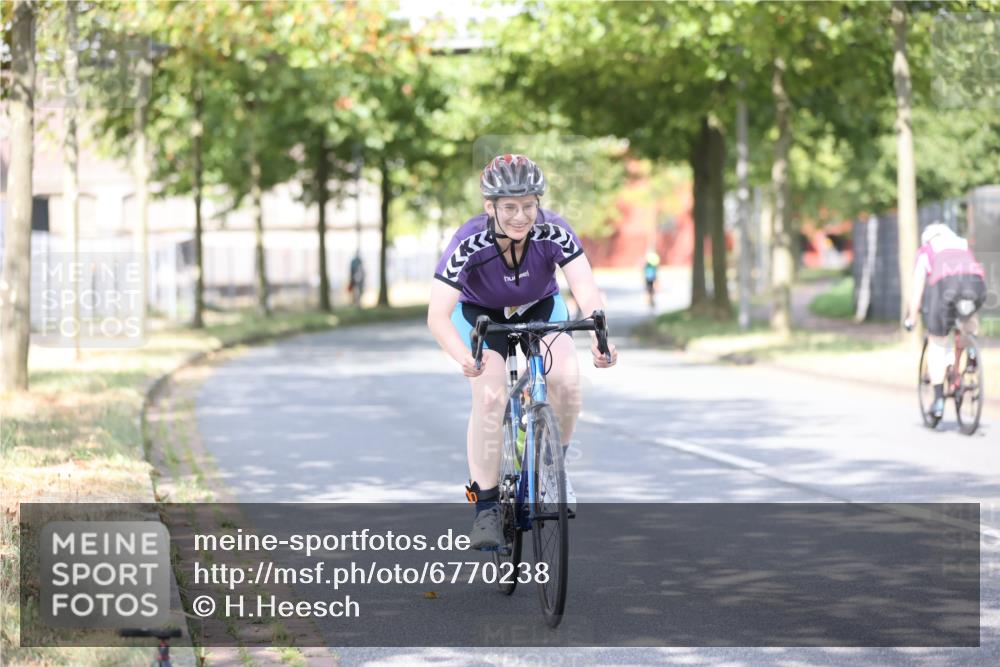 11.08.2024 - GEWOBA Citytriathlon Bremen H.Heesch http://msf.ph/oto/6770238 11.08.2024 10:44:21 Radfahren 48 meine-sportfotos.de