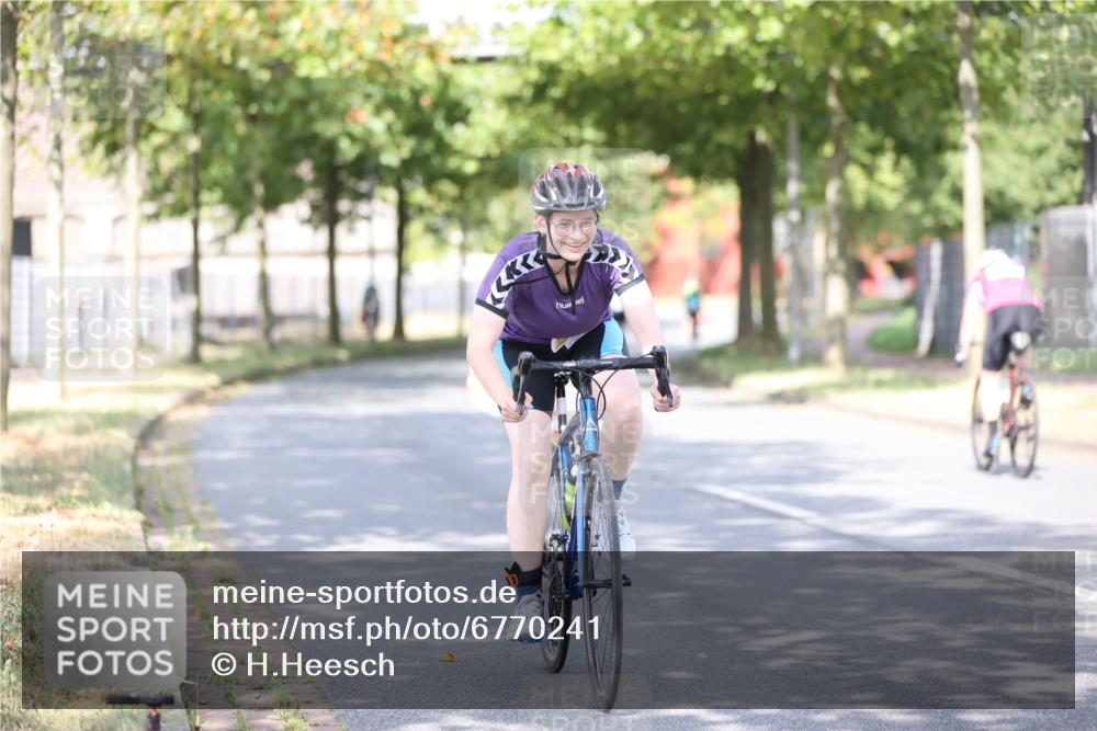 11.08.2024 - GEWOBA Citytriathlon Bremen H.Heesch http://msf.ph/oto/6770241 11.08.2024 10:44:21 Radfahren 48 meine-sportfotos.de