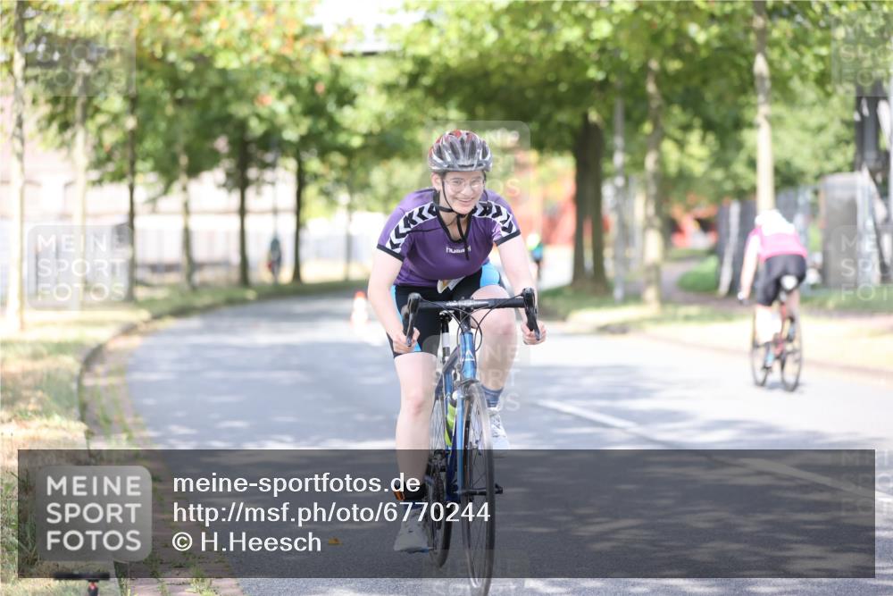 11.08.2024 - GEWOBA Citytriathlon Bremen H.Heesch http://msf.ph/oto/6770244 11.08.2024 10:44:21 Radfahren 48 meine-sportfotos.de