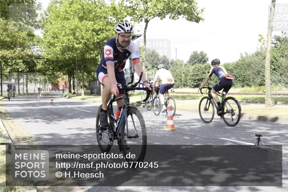 11.08.2024 - GEWOBA Citytriathlon Bremen H.Heesch http://msf.ph/oto/6770245 11.08.2024 12:04:21 Radfahren 801, 862, 899, 907, 911, 918, 955, 964 meine-sportfotos.de