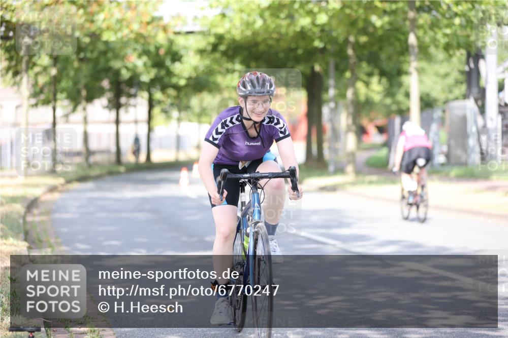 11.08.2024 - GEWOBA Citytriathlon Bremen H.Heesch http://msf.ph/oto/6770247 11.08.2024 10:44:21 Radfahren 48 meine-sportfotos.de