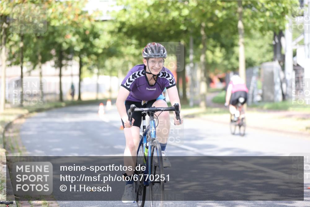 11.08.2024 - GEWOBA Citytriathlon Bremen H.Heesch http://msf.ph/oto/6770251 11.08.2024 10:44:21 Radfahren 48 meine-sportfotos.de