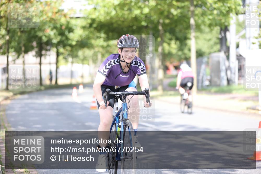 11.08.2024 - GEWOBA Citytriathlon Bremen H.Heesch http://msf.ph/oto/6770254 11.08.2024 10:44:21 Radfahren 48 meine-sportfotos.de