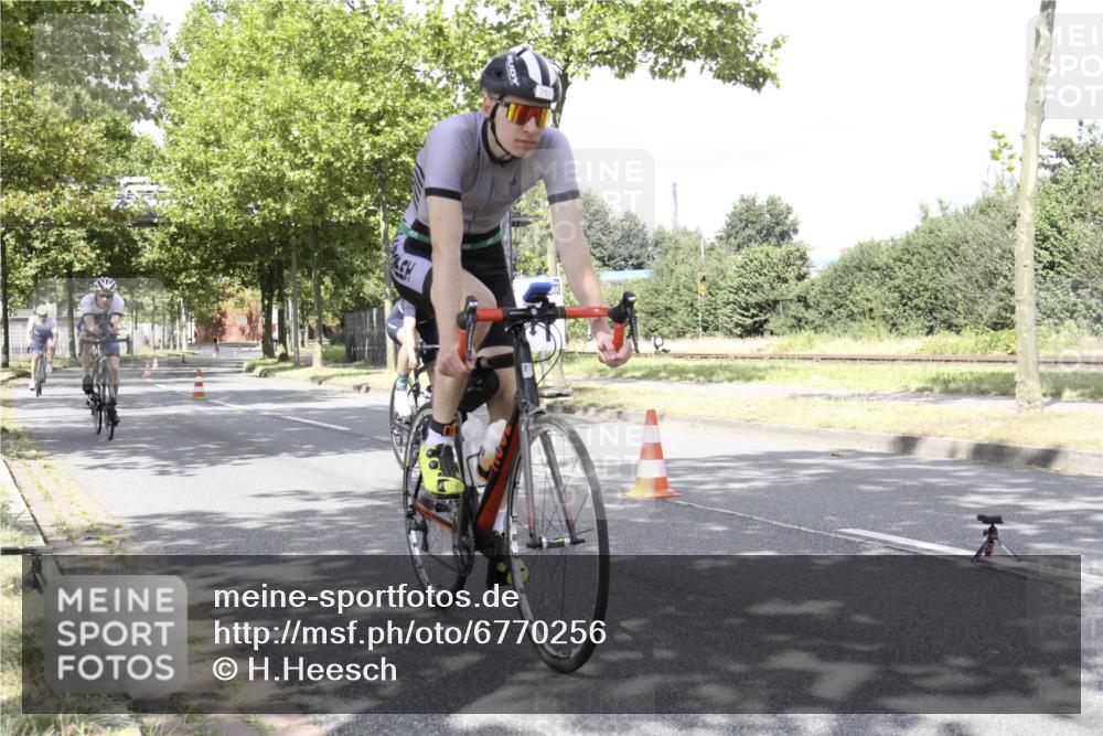 11.08.2024 - GEWOBA Citytriathlon Bremen H.Heesch http://msf.ph/oto/6770256 11.08.2024 12:04:34 Radfahren 757, 801, 862, 918, 944, 955, 962, 968, 997 meine-sportfotos.de
