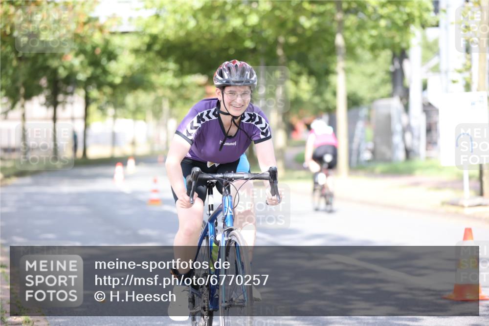 11.08.2024 - GEWOBA Citytriathlon Bremen H.Heesch http://msf.ph/oto/6770257 11.08.2024 10:44:21 Radfahren 48 meine-sportfotos.de