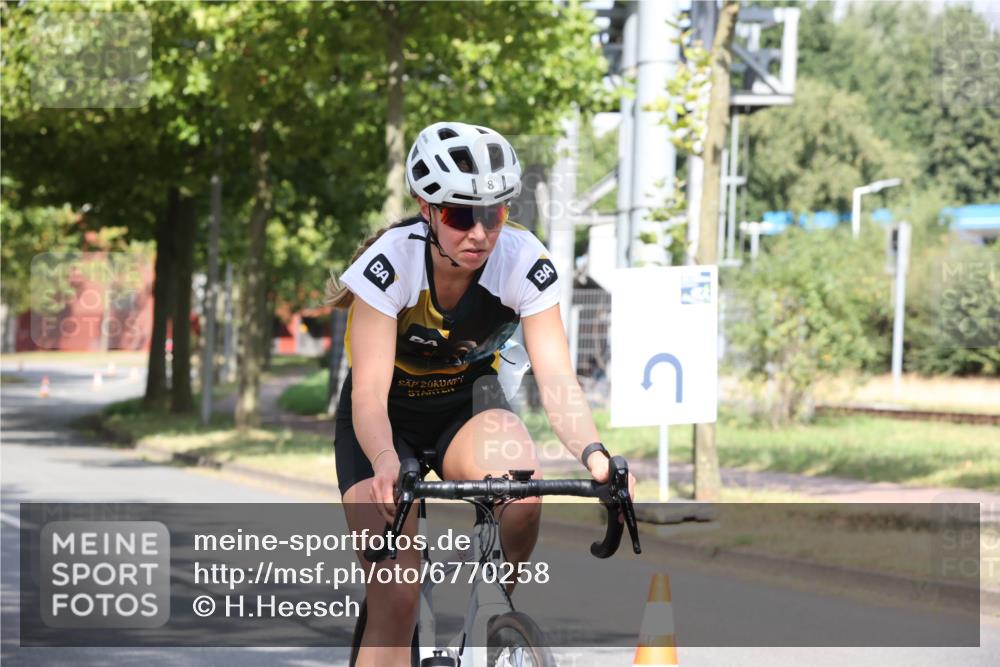 11.08.2024 - GEWOBA Citytriathlon Bremen H.Heesch http://msf.ph/oto/6770258 11.08.2024 10:36:35 Radfahren 8, 62 meine-sportfotos.de