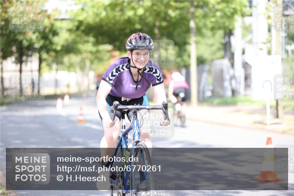 11.08.2024 - GEWOBA Citytriathlon Bremen H.Heesch http://msf.ph/oto/6770261 11.08.2024 10:44:21 Radfahren 48 meine-sportfotos.de