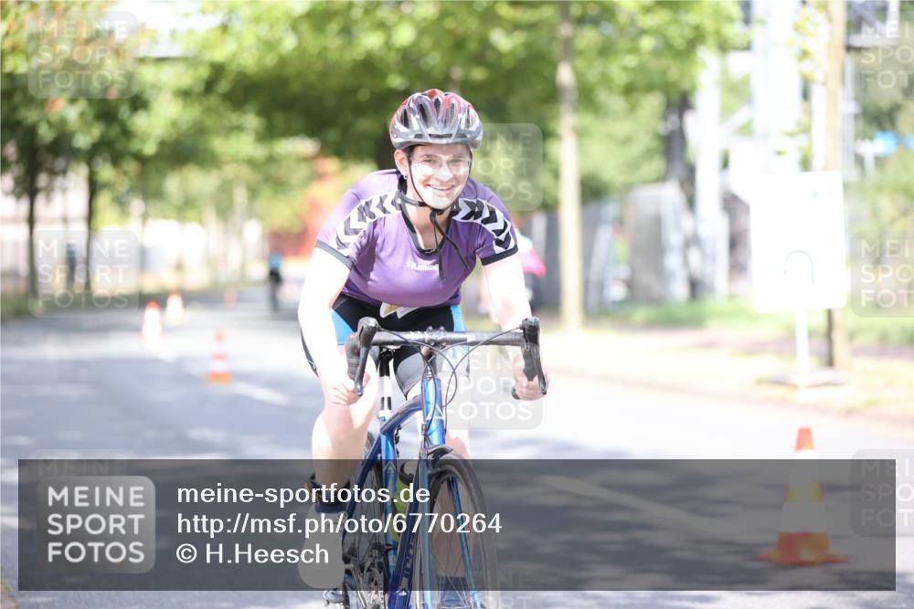 11.08.2024 - GEWOBA Citytriathlon Bremen H.Heesch http://msf.ph/oto/6770264 11.08.2024 10:44:21 Radfahren 48 meine-sportfotos.de