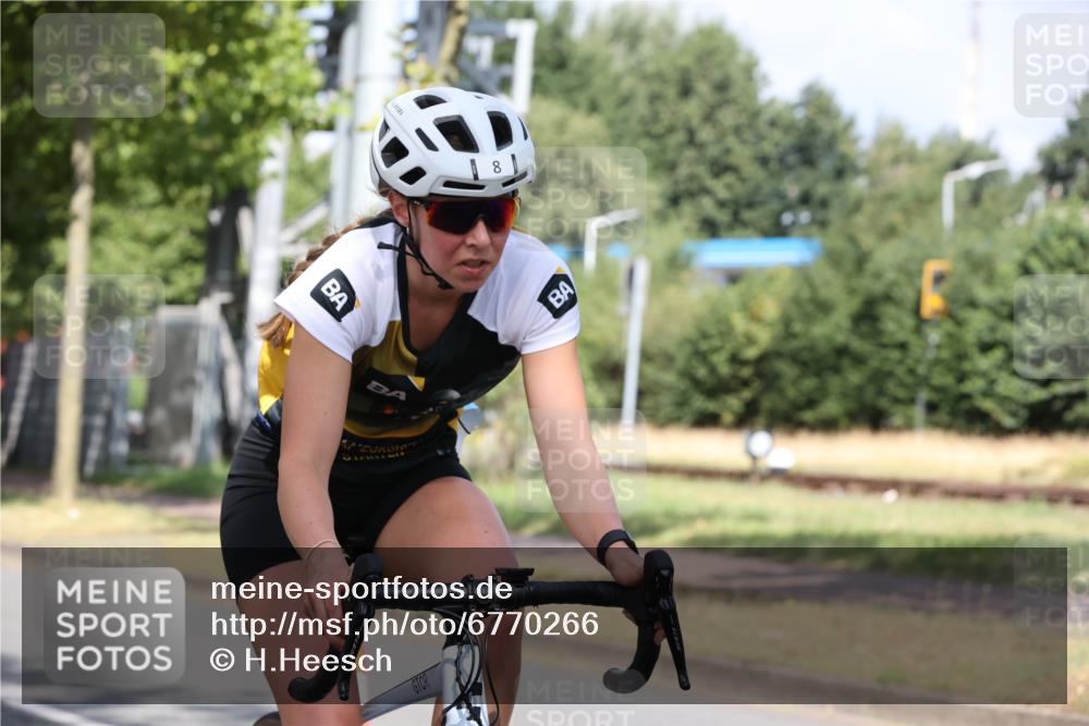 11.08.2024 - GEWOBA Citytriathlon Bremen H.Heesch http://msf.ph/oto/6770266 11.08.2024 10:36:35 Radfahren 8, 62 meine-sportfotos.de