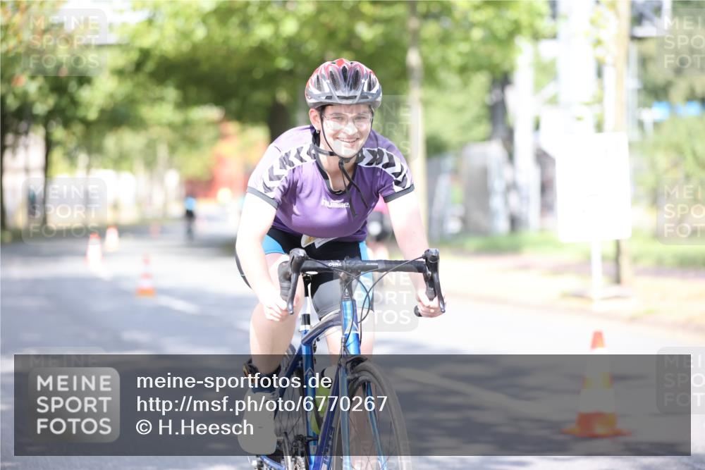 11.08.2024 - GEWOBA Citytriathlon Bremen H.Heesch http://msf.ph/oto/6770267 11.08.2024 10:44:21 Radfahren 48 meine-sportfotos.de