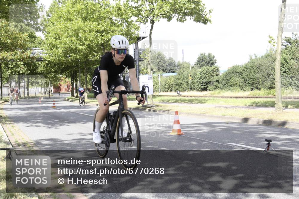11.08.2024 - GEWOBA Citytriathlon Bremen H.Heesch http://msf.ph/oto/6770268 11.08.2024 12:04:38 Radfahren 757, 801, 862, 944, 962, 968, 994, 997 meine-sportfotos.de