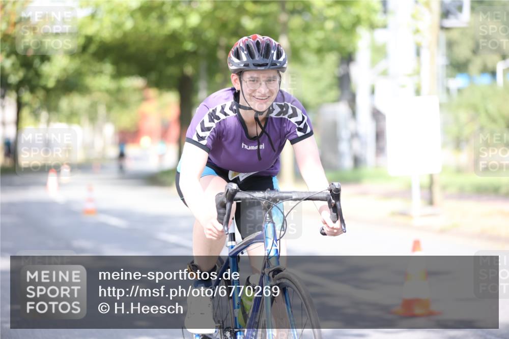 11.08.2024 - GEWOBA Citytriathlon Bremen H.Heesch http://msf.ph/oto/6770269 11.08.2024 10:44:21 Radfahren 48 meine-sportfotos.de