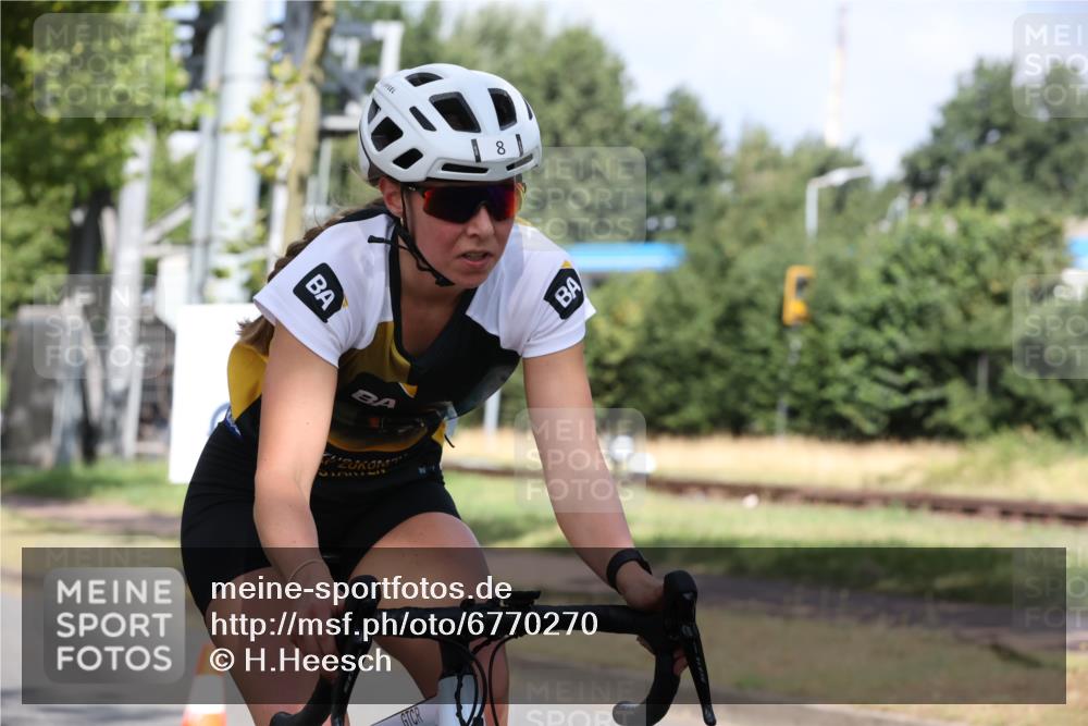 11.08.2024 - GEWOBA Citytriathlon Bremen H.Heesch http://msf.ph/oto/6770270 11.08.2024 10:36:35 Radfahren 8, 62 meine-sportfotos.de