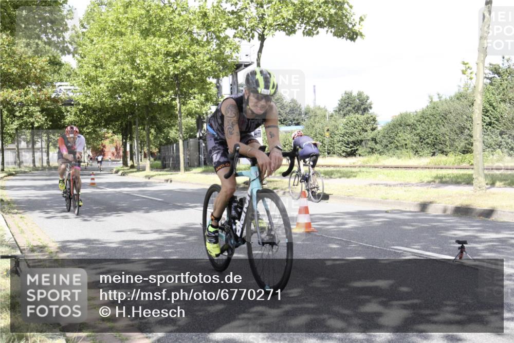 11.08.2024 - GEWOBA Citytriathlon Bremen H.Heesch http://msf.ph/oto/6770271 11.08.2024 12:04:41 Radfahren 757, 862, 944, 958, 962, 968, 994, 997 meine-sportfotos.de