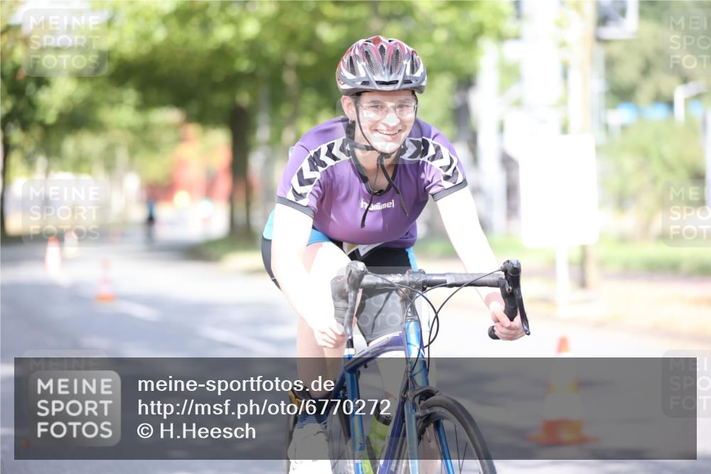 11.08.2024 - GEWOBA Citytriathlon Bremen H.Heesch http://msf.ph/oto/6770272 11.08.2024 10:44:21 Radfahren 48 meine-sportfotos.de