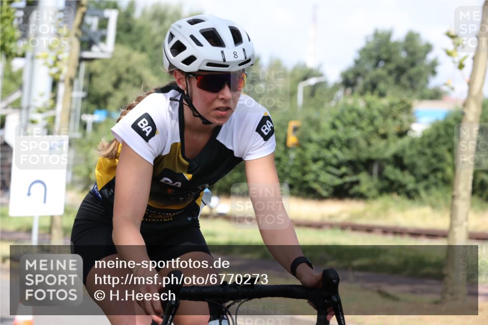 11.08.2024 - GEWOBA Citytriathlon Bremen H.Heesch http://msf.ph/oto/6770273 11.08.2024 10:36:35 Radfahren 8, 62 meine-sportfotos.de