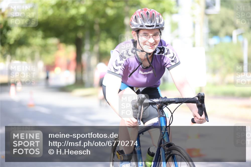 11.08.2024 - GEWOBA Citytriathlon Bremen H.Heesch http://msf.ph/oto/6770274 11.08.2024 10:44:21 Radfahren 48 meine-sportfotos.de