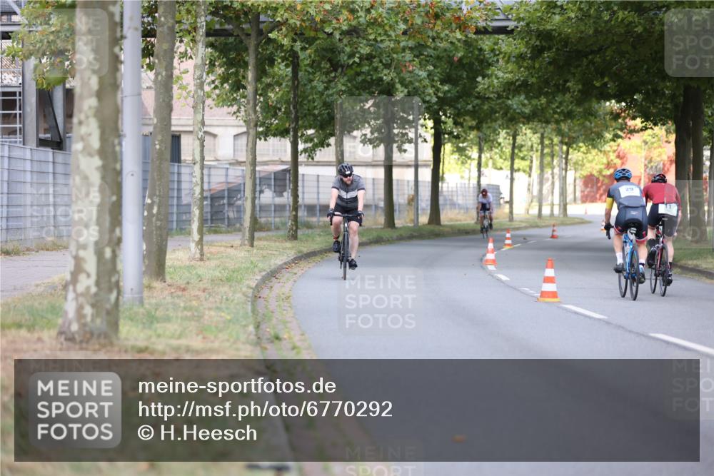 11.08.2024 - GEWOBA Citytriathlon Bremen H.Heesch http://msf.ph/oto/6770292 11.08.2024 10:37:45 Radfahren 1, 59 meine-sportfotos.de