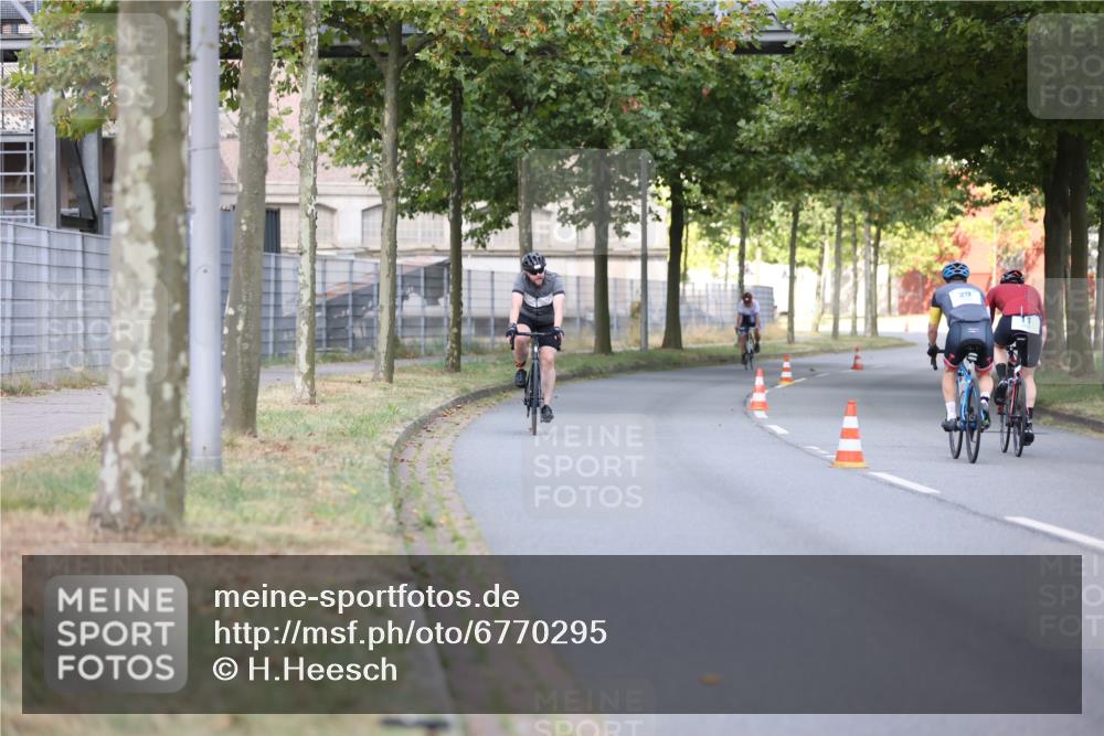11.08.2024 - GEWOBA Citytriathlon Bremen H.Heesch http://msf.ph/oto/6770295 11.08.2024 10:37:45 Radfahren 1, 59 meine-sportfotos.de