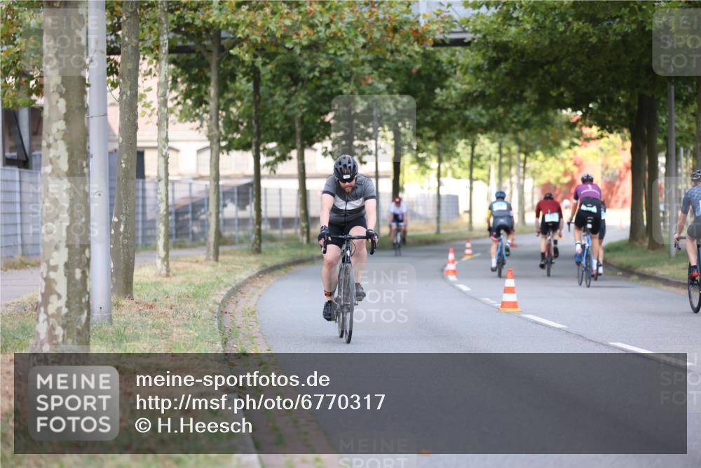 11.08.2024 - GEWOBA Citytriathlon Bremen H.Heesch http://msf.ph/oto/6770317 11.08.2024 10:37:46 Radfahren 1, 59 meine-sportfotos.de