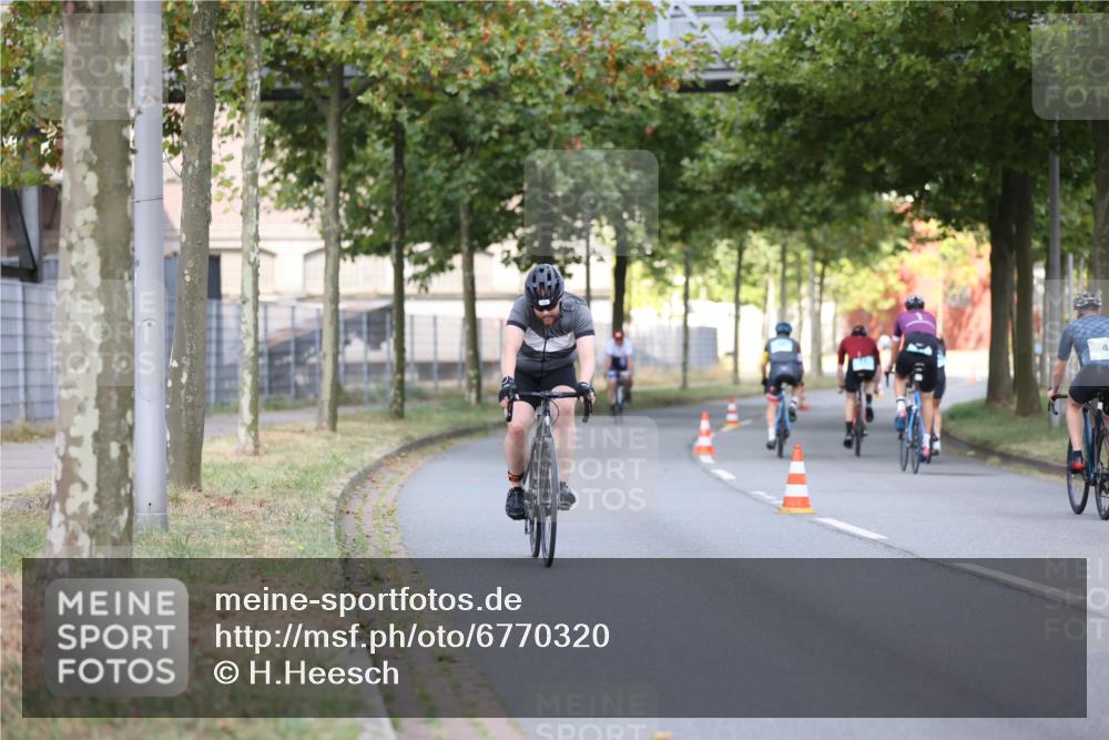 11.08.2024 - GEWOBA Citytriathlon Bremen H.Heesch http://msf.ph/oto/6770320 11.08.2024 10:37:47 Radfahren 1, 59 meine-sportfotos.de