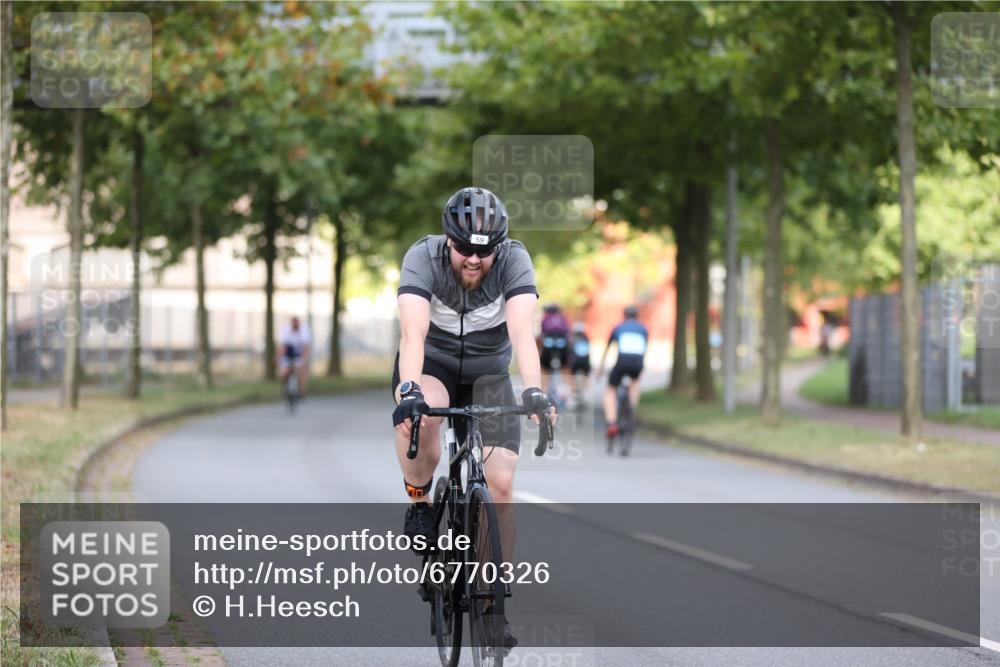 11.08.2024 - GEWOBA Citytriathlon Bremen H.Heesch http://msf.ph/oto/6770326 11.08.2024 10:37:48 Radfahren 1, 59 meine-sportfotos.de