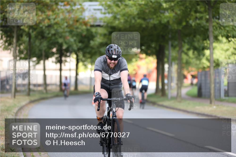11.08.2024 - GEWOBA Citytriathlon Bremen H.Heesch http://msf.ph/oto/6770327 11.08.2024 10:37:48 Radfahren 1, 59 meine-sportfotos.de