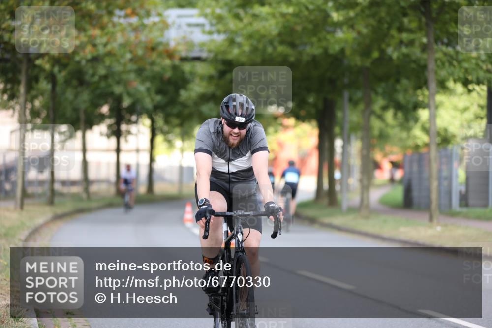 11.08.2024 - GEWOBA Citytriathlon Bremen H.Heesch http://msf.ph/oto/6770330 11.08.2024 10:37:48 Radfahren 1, 59 meine-sportfotos.de