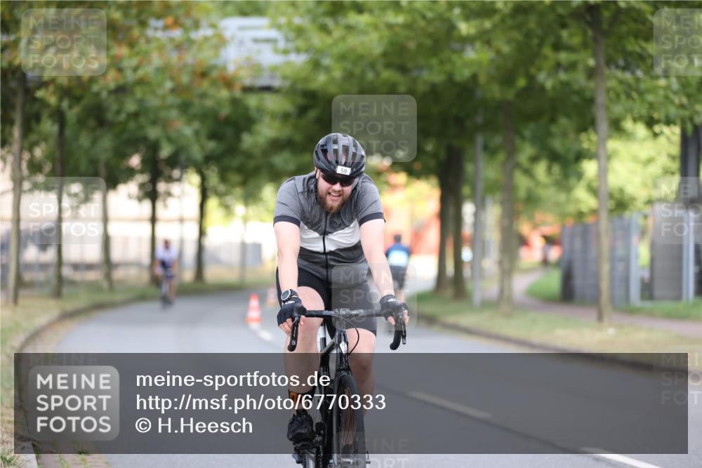 11.08.2024 - GEWOBA Citytriathlon Bremen H.Heesch http://msf.ph/oto/6770333 11.08.2024 10:37:48 Radfahren 1, 59 meine-sportfotos.de