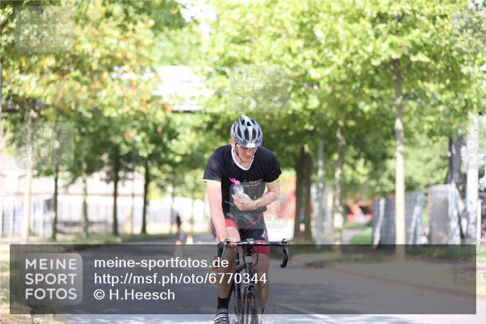 11.08.2024 - GEWOBA Citytriathlon Bremen H.Heesch http://msf.ph/oto/6770344 11.08.2024 10:44:47 Radfahren 44, 81 meine-sportfotos.de