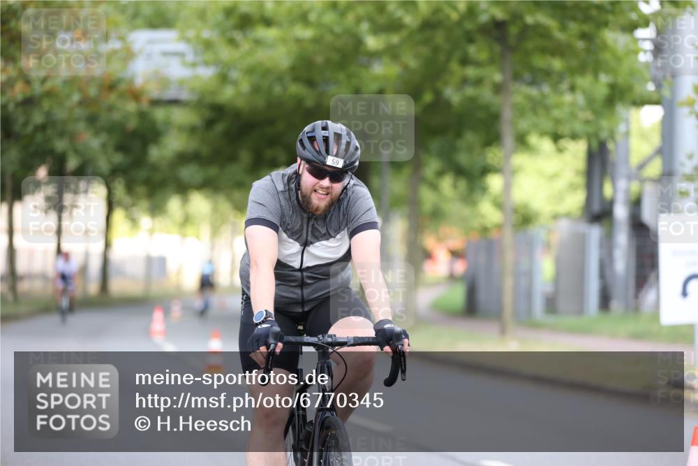 11.08.2024 - GEWOBA Citytriathlon Bremen H.Heesch http://msf.ph/oto/6770345 11.08.2024 10:37:48 Radfahren 1, 59 meine-sportfotos.de