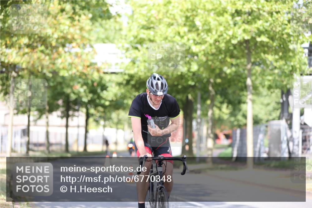 11.08.2024 - GEWOBA Citytriathlon Bremen H.Heesch http://msf.ph/oto/6770348 11.08.2024 10:44:47 Radfahren 44, 81 meine-sportfotos.de