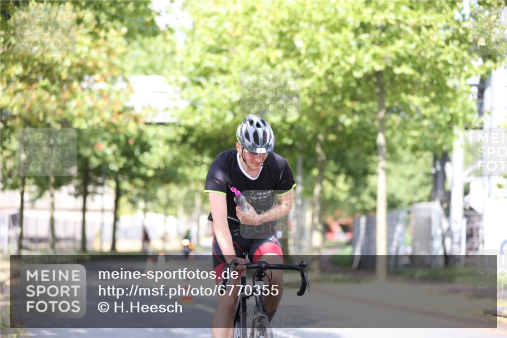 11.08.2024 - GEWOBA Citytriathlon Bremen H.Heesch http://msf.ph/oto/6770355 11.08.2024 10:44:47 Radfahren 44, 81 meine-sportfotos.de