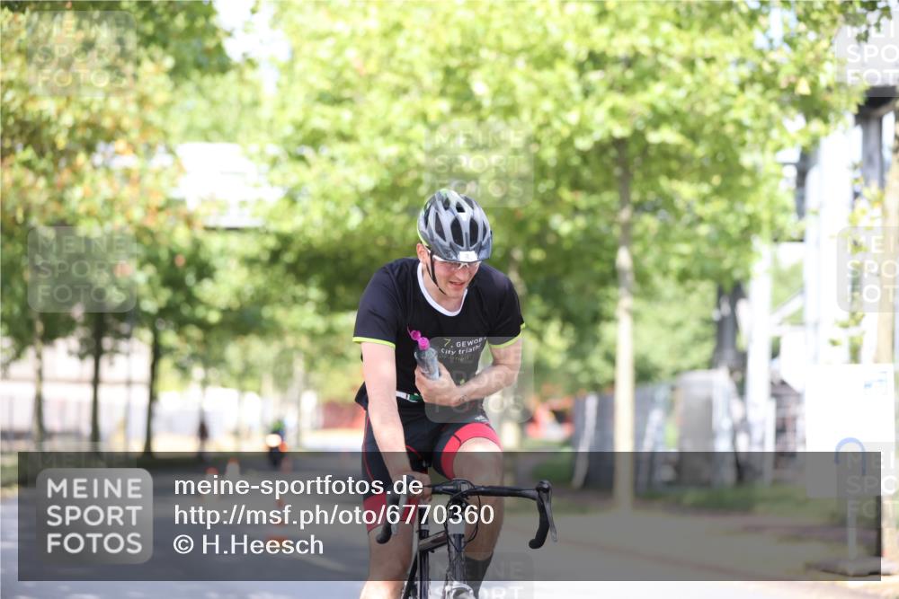 11.08.2024 - GEWOBA Citytriathlon Bremen H.Heesch http://msf.ph/oto/6770360 11.08.2024 10:44:47 Radfahren 44, 81 meine-sportfotos.de