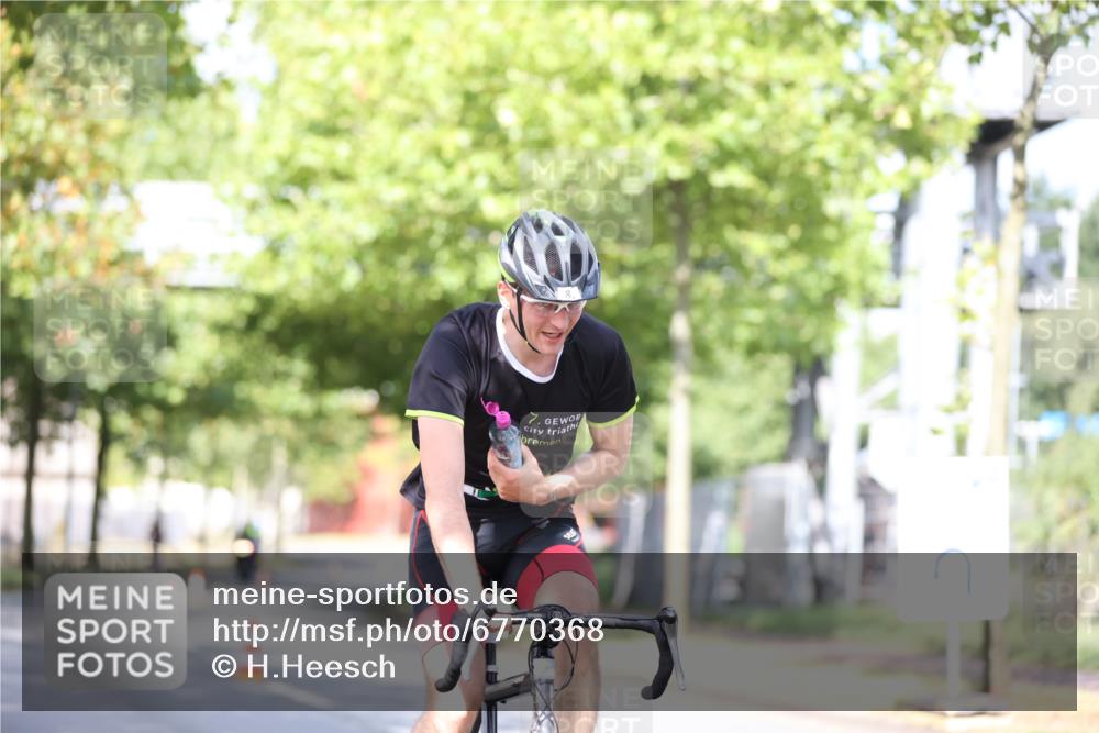 11.08.2024 - GEWOBA Citytriathlon Bremen H.Heesch http://msf.ph/oto/6770368 11.08.2024 10:44:47 Radfahren 44, 81 meine-sportfotos.de