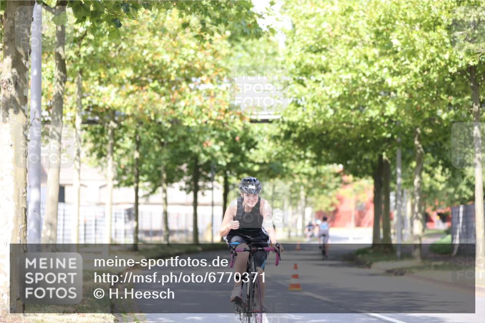 11.08.2024 - GEWOBA Citytriathlon Bremen H.Heesch http://msf.ph/oto/6770371 11.08.2024 10:44:56 Radfahren 13, 44, 81, 97 meine-sportfotos.de