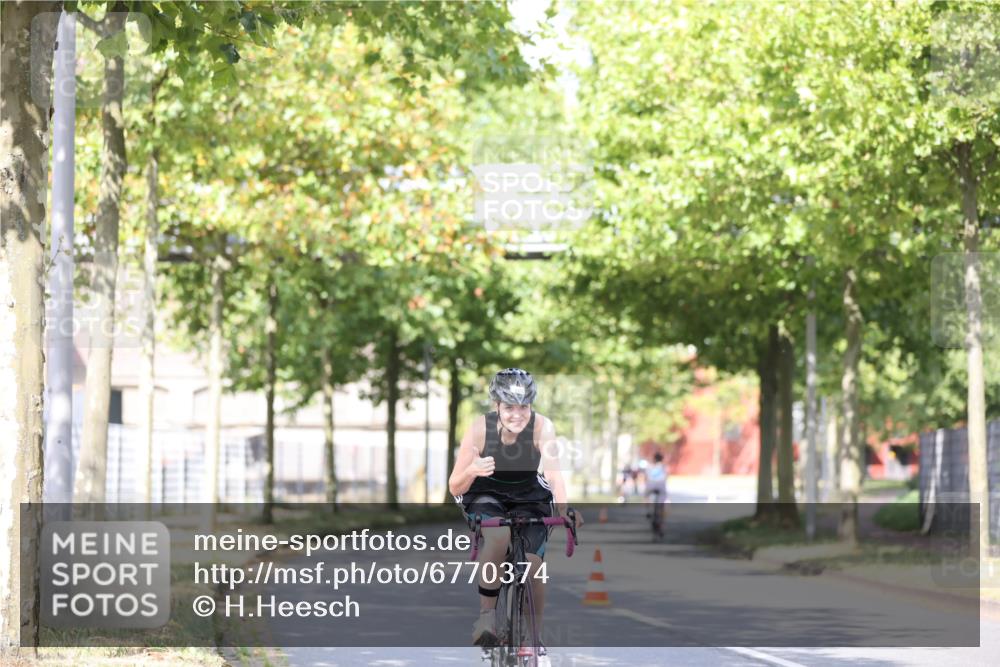 11.08.2024 - GEWOBA Citytriathlon Bremen H.Heesch http://msf.ph/oto/6770374 11.08.2024 10:44:56 Radfahren 13, 44, 81, 97 meine-sportfotos.de