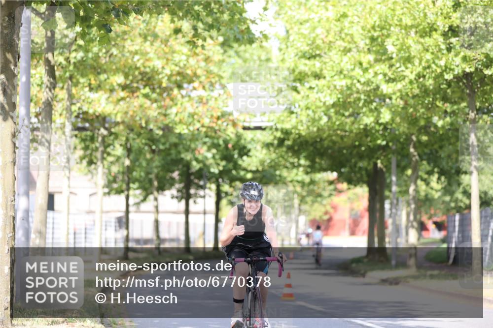 11.08.2024 - GEWOBA Citytriathlon Bremen H.Heesch http://msf.ph/oto/6770378 11.08.2024 10:44:56 Radfahren 13, 44, 81, 97 meine-sportfotos.de