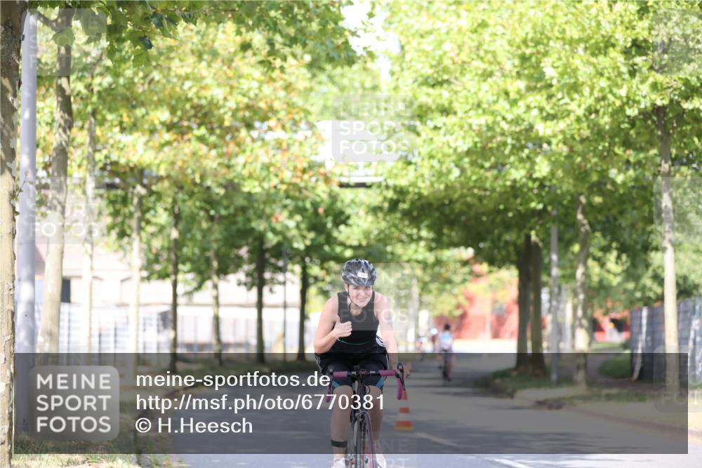 11.08.2024 - GEWOBA Citytriathlon Bremen H.Heesch http://msf.ph/oto/6770381 11.08.2024 10:44:56 Radfahren 13, 44, 81, 97 meine-sportfotos.de