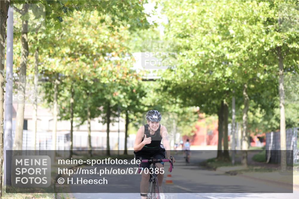 11.08.2024 - GEWOBA Citytriathlon Bremen H.Heesch http://msf.ph/oto/6770385 11.08.2024 10:44:56 Radfahren 13, 44, 81, 97 meine-sportfotos.de