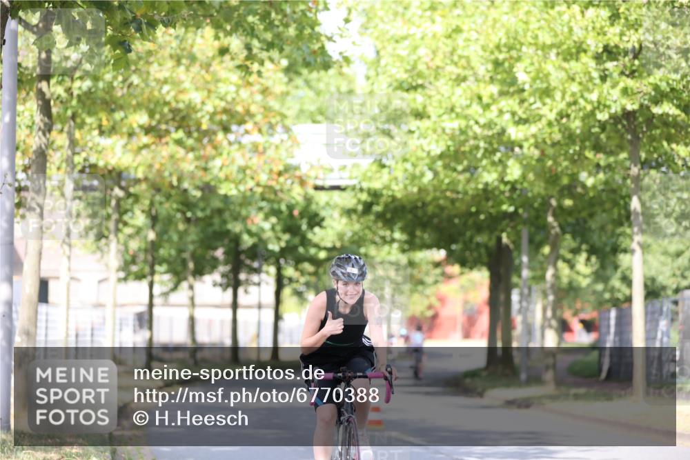 11.08.2024 - GEWOBA Citytriathlon Bremen H.Heesch http://msf.ph/oto/6770388 11.08.2024 10:44:56 Radfahren 13, 44, 81, 97 meine-sportfotos.de