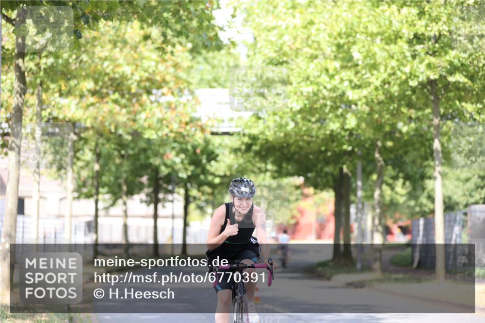 11.08.2024 - GEWOBA Citytriathlon Bremen H.Heesch http://msf.ph/oto/6770391 11.08.2024 10:44:56 Radfahren 13, 44, 81, 97 meine-sportfotos.de