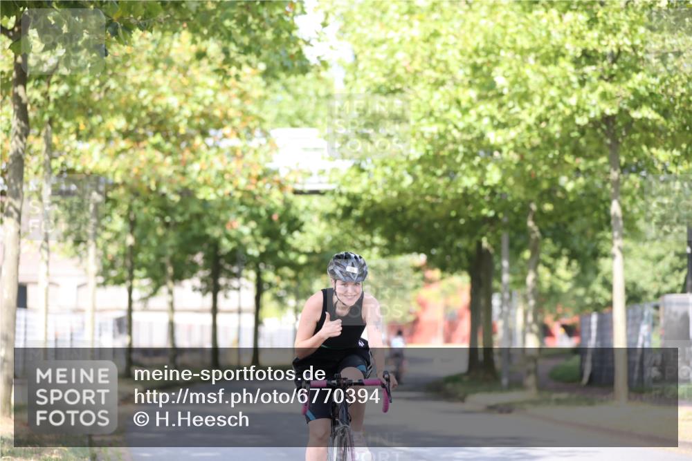 11.08.2024 - GEWOBA Citytriathlon Bremen H.Heesch http://msf.ph/oto/6770394 11.08.2024 10:44:56 Radfahren 13, 44, 81, 97 meine-sportfotos.de
