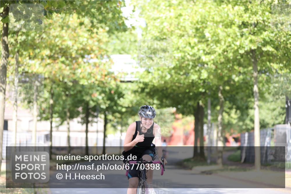 11.08.2024 - GEWOBA Citytriathlon Bremen H.Heesch http://msf.ph/oto/6770398 11.08.2024 10:44:56 Radfahren 13, 44, 81, 97 meine-sportfotos.de