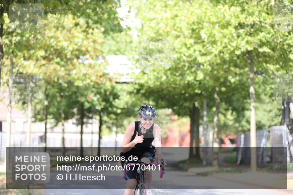 11.08.2024 - GEWOBA Citytriathlon Bremen H.Heesch http://msf.ph/oto/6770401 11.08.2024 10:44:56 Radfahren 13, 44, 81, 97 meine-sportfotos.de
