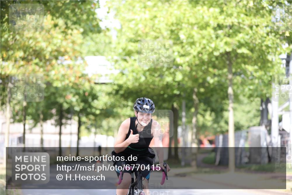 11.08.2024 - GEWOBA Citytriathlon Bremen H.Heesch http://msf.ph/oto/6770415 11.08.2024 10:44:57 Radfahren 13, 44, 54, 97 meine-sportfotos.de