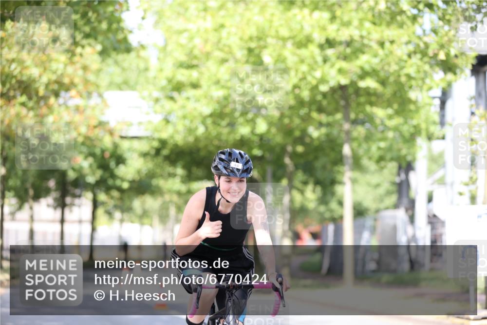 11.08.2024 - GEWOBA Citytriathlon Bremen H.Heesch http://msf.ph/oto/6770424 11.08.2024 10:44:57 Radfahren 13, 44, 54, 97 meine-sportfotos.de