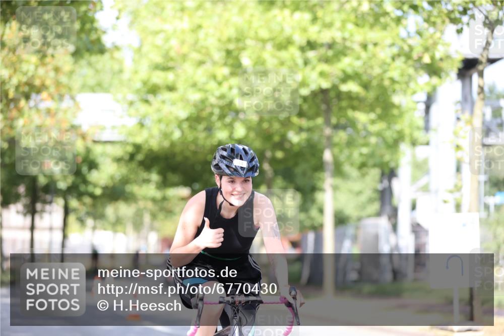 11.08.2024 - GEWOBA Citytriathlon Bremen H.Heesch http://msf.ph/oto/6770430 11.08.2024 10:44:57 Radfahren 13, 44, 54, 97 meine-sportfotos.de